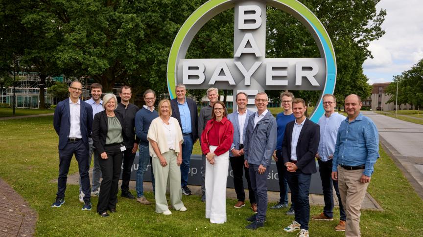 De 2 bedrijven bezegelden het partnerschap met een ondertekening in Monheim (Duitsland).
