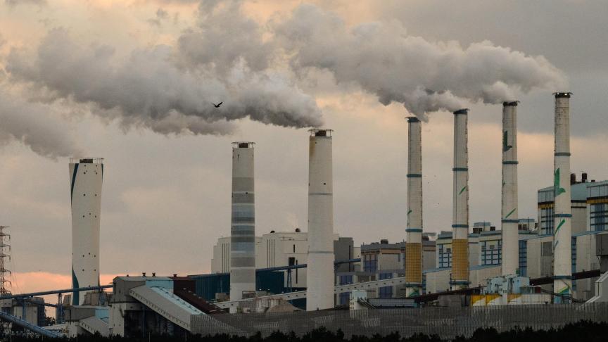 De uitstoot van broeikasgassen bereikte in 2024 een omvang van 56,8 miljard ton CO2-equivalenten, vooral door het verbranden van fossiele brandstoffen.